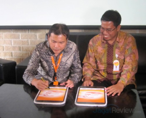 Bapak Adrian S Djojorahardjo (kiri) dan Nur Effendi, CEO Rumah Zakat (Kanan), melakukan penandatangan kerjasama dalam peluncuran aplikasi JAMAL.