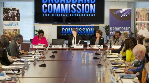 PBB: Selisih Pengguna Internet Pria dan Wanita Timpang 1 wanita (2)