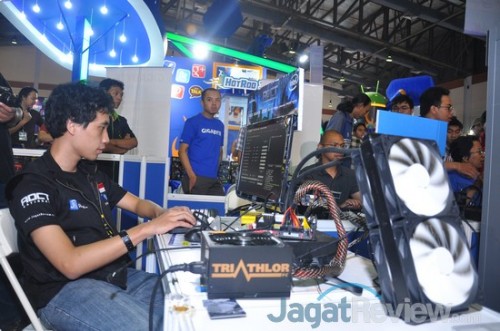Richard Sutanto dari JagatOC menjadi peserta yang paling cepat memasang Kraken X60 ke sistemnya. Hal ini cukup wajar mengingat dialah yang mengerjakan tes perbandingan watercooling kit di JagatReview beberapa waktu lalu sehingga sudah cukup familiar dengan perangkat yang digunakan di sesi ini.