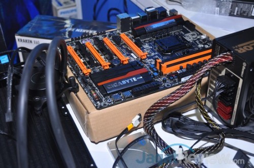 Z87X-OC yang digunakan di sesi kedua telah siap di meja peserta.