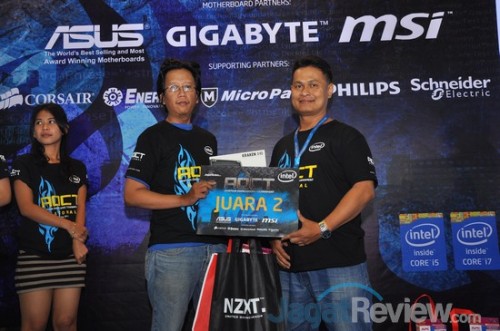 Juara 2 sesi Asus, Ekky, bersama bapak David.