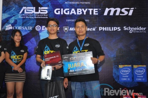 Juara 1 sesi Asus, Fajar Martin, bersama dengan Bapak David. Juara 1 sesi ini mendapatkan motherboard yang digunakan dalam sesi tersebut, Maximus VI IMPACT dan souvenir dari Corsair.