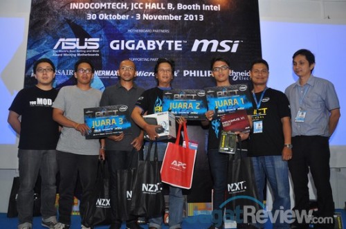 Pemenang dari sesi Asus berpose bersama Bapak David, Bapak Ryan dari Asus (kanan) dan Bapak Andy dari Vertizon, distributor NZXT.