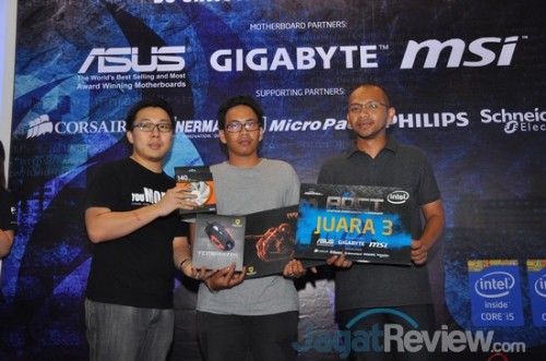 Juara 3 dari sesi Gigabyte, Reza dan Indra, bersama dengan Bapak Andy.