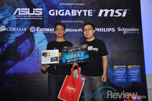 Juara 2 dari sesi Gigabyte, Fajar Martin, bersama Bapak Andy. Juara 2 mendapatkan Kraken X40 dari NZXT serta souvenir dari Schneider Electric.