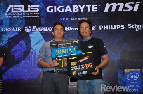 Juara 1 dari sesi Gigabyte, Ekky, bersama Bapak Benny dari NE, distributor Gigabyte. Juara 1 di sesi ini mendapatkan motherboard yang digunakan di sesi tersebut, GA-Z87X-OC, dan flash disk dari Corsair.