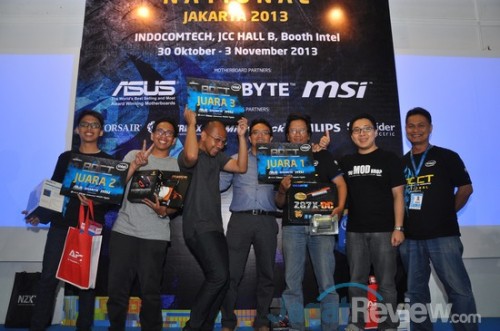 Pemenang sesi Gigabyte berpose bersama Bapak David, Bapak Benny, dan Bapak Andy.