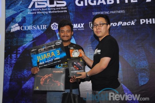 Juara 3 dari sesi MSI, Iqbal Rizki, bersama Bapak Andy. Juara 3 mendapatkan souvenir dari NZXT dan MicroPack.
