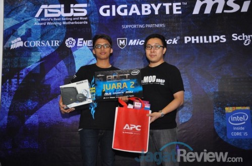Juara 2 dari sesi MSI, Fajar Martin, bersama Bapak Andy. Juara 2 di sesi ini mendapatkan NZXT Kraken X40 dan souvenir dari Schneider Electric.