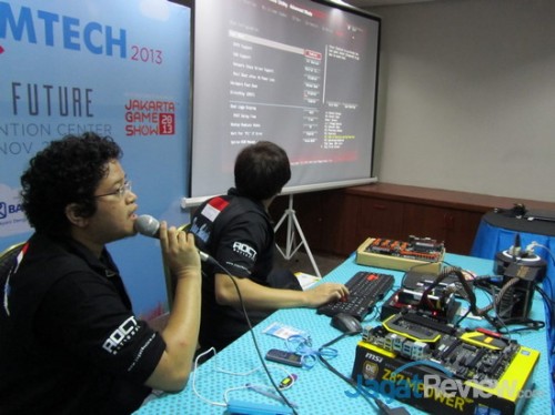 Alva dan Jesse menunjukkan beberapa opsi pendukung overclocking dari motherboard Asus Maximus VI IMPACT.