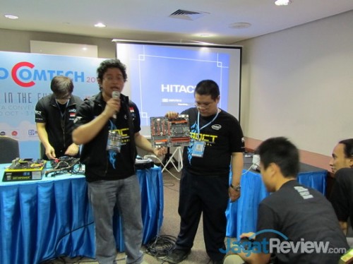 Alva, dibantu oleh penulis, memperkenalkan motherboard GA-Z87X-OC.