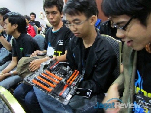 Peserta mendapat kesempatan untuk langsung memegang motherboard dari Gigabyte tersebut.