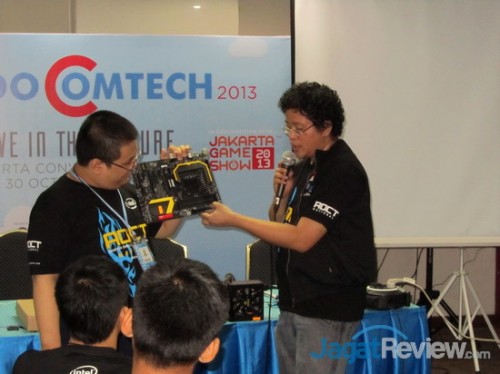 Alva, kembali dengan dibantu penulis, mempresentasikan Z87 MPower SP.