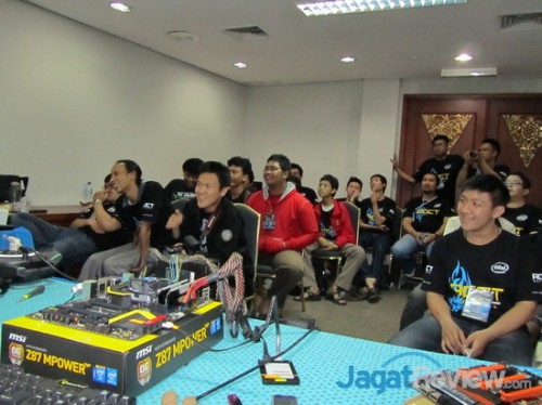 Seperti motherboard lain yang digunakan, Alva juga mendemokan langsung overclocking di motherboard MSI ini.
