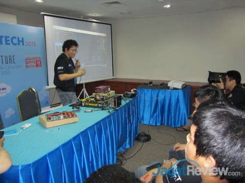 Intel XTU Benchmark, salah satu tantangan yang akan dihadapi finalis AOCT 2013 Nasional, juga diperkenalkan di sesi workshop ini.