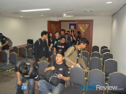 Peserta AOCT 2013 Nasional berkumpul di salah satu boardroom JCC, Jakarta.