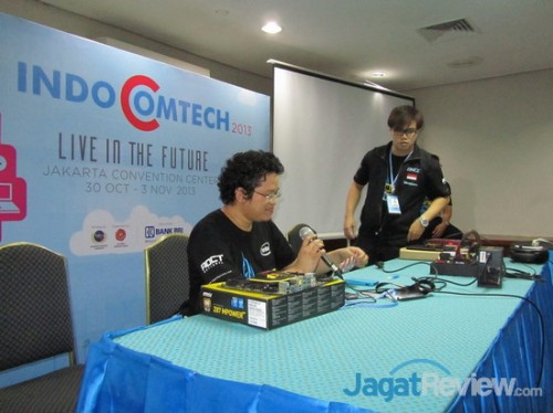 Alva membuka sesi workshop AOCT 2013 Nasional.