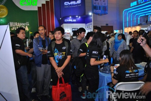 Menjelang sore hari, peserta AOCT 2013 Nasional mulai terlihat berkumpul di sekitar arena turnamen. Sudah siapkah mereka menghadapi sesi kualifikasi dengan motherboard Asus ini?