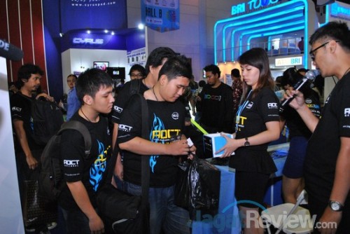 Peserta yang harus bertanding di sesi pertama memasuki arena.