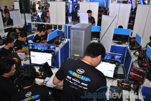 Mereka langsung menyiapkan sistem mereka, memasang peralatan pendingin, dan menyiapkan strategi menghadapi sise benchmark ini.