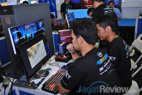 Beberapa peserta terlihat menjalankan benchmark dengan tweak yang sempat sedikit disinggung panitia di hari kedua.