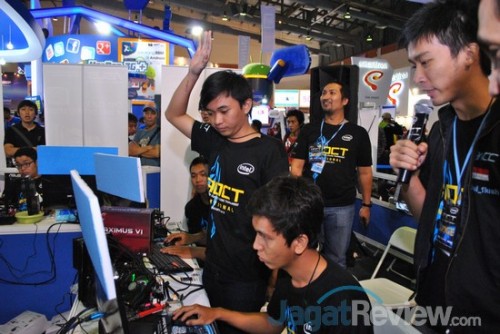 Menjelang akhir sesi, makin banyak tim dari sesi kedua yang berhasil mencatatkan skor di papan skor.