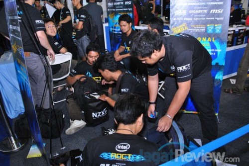 Peserta dari sesi kedua juga membereskan perangkat pendingin mereka di luar arena.