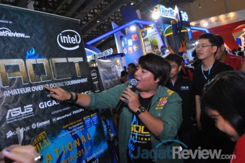 Sementara menunggu tim juri melakukan verifikasi skor, peserta dan pengunjung di sekitar arena turnamen diajak oleh MC acara untuk memainkan beberapa games berhadiah.