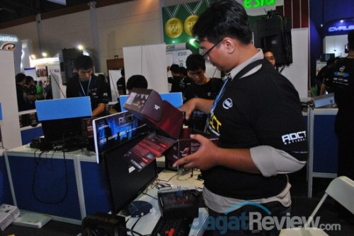 Sesi kedua akhirnya selesai. Tim panitia langsung membereskan sistem yang digunakan dalam sesi ini.