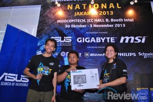 Tim Overheat memenangkan monitor dari Philips karena catatan waktu tercepat mereka dalam memecahkan baseline score yang ditetapkan panitia.