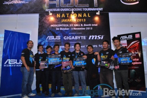 Seluruh tim juara dari sesi Asus berpose bersama Bapak Ryan, Bapak Dedy, dan Alva.