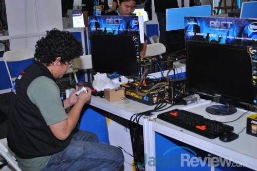 Alva Jonathan membersihkan prosesor yang digunakan untuk lomba dari sisa thermal paste yang menempel sebelum sesi ketiga dimulai.