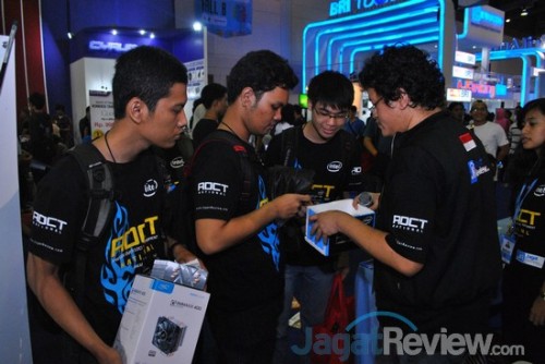 Giliran tim dari sesi keempat yang masuk ke arena untuk mencoba memecahkan skor baseline dari tim juri.