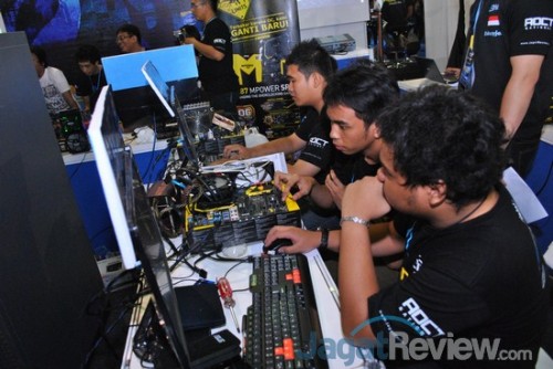 Satu jam setelah sesi dimulai, wajah-wajah tegang kembali terlihat di arena. Tim peserta sesi keempat ini mulai terlihat panik karena belum satupun dari mereka yang mencatatkan skor di papan skor.