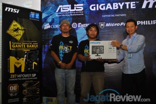 Pencatat waktu tercepat melampaui baseline, tim Giani_Gracio, menerima hadiah monitor dari perwakilan Philips.