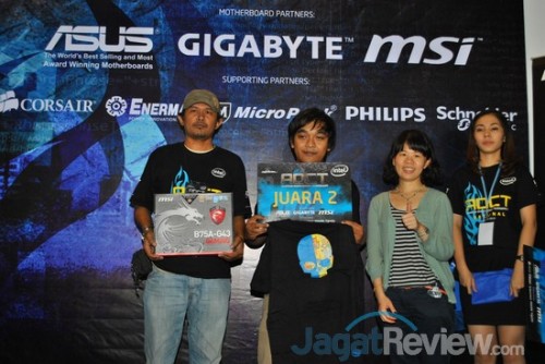 Juara 2, Giani_Gracio, mendapatkan motherboard B75 Gaming Series dari MSI. Hadiah diserahkan oleh perwakilan MSI yang datang dari Taiwan.