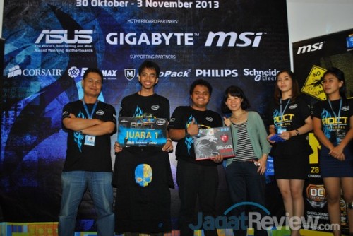Juara 1, Overheat, mendapatkan motherboard B85 Gaming Series dan souvenir dari sponsor. Hadiah diserahkan oleh Bapak David dari Intel dan Ms. Jessica dari MSI.