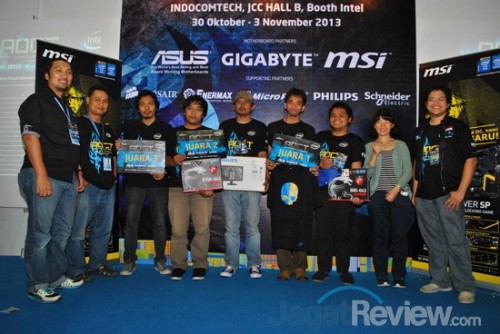 Para juara berfoto bersama Bapak Dedy Irvan, Bapak David, dan Ms. Jessica.