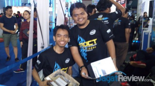 Tim Overheat, juara sesi motherboard Asus sekaligus pemegang waktu tercepat melewati skor baseline.