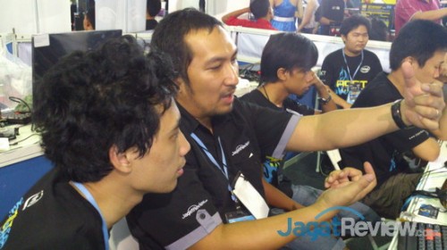 AOCT 2013 Nasional: Perebutan Tiket ke Babak Final Memanas 2 Dedy Irvan dan Richard dari JagatReview turut mengikuti sesi pertama di kualifikasi ketiga ini karena ada satu tim yang berhalangan hadir.