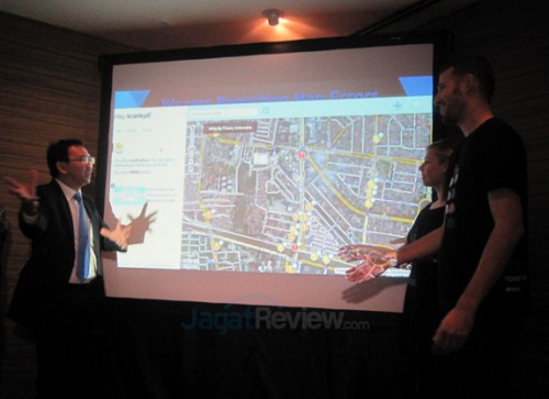 Ahok sedang dijelaskan oleh Julie Mossler dan Dror Cohen mengenai aplikasi Waze