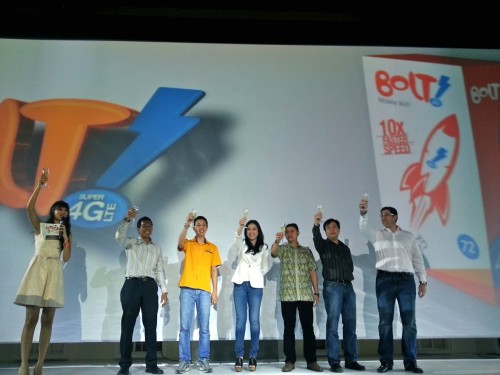 Management Team BOLT! Super 4G LTE bersama partner dan distributor bersulang menandai peluncuran BOLT! Super 4G LTE