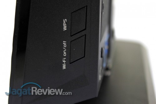 Hands-On Review: Asus RT-AC68U - Salah Satu Router Wireless AC Perdana Asus 8 Tombol WiFi on/off dan WPS terletak di salah satu sisi perangkat.