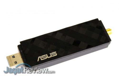 Hands-On Asus USB-AC56: Wireless AC USB Adapter dengan Ukuran Besar 5 USB-AC56 dengan tutup pelindung konektor terbuka.