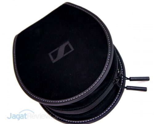 Hands-On Review – Sennheiser Momentum On-Ear: Headphone Stylish dengan Kualitas Suara Full-Stereo 2 Sennheiser Momentum On-Ear, dilengkapi dengan kantong travel berwarna hitam yang dirancang cukup elegan.