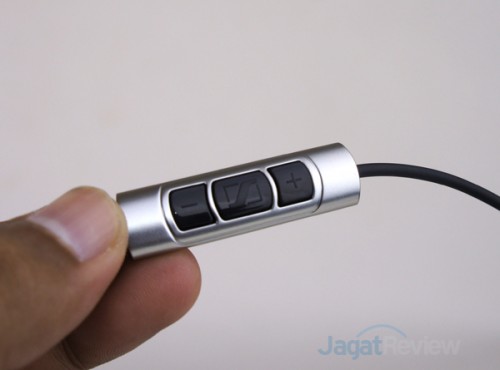 Hands-On Review – Sennheiser Momentum On-Ear: Headphone Stylish dengan Kualitas Suara Full-Stereo 8 Remote In-Line yang terdapat tombol pengaturan volume dan play/pause.