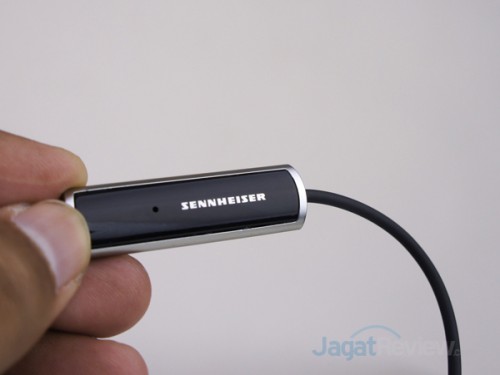 Hands-On Review – Sennheiser Momentum On-Ear: Headphone Stylish dengan Kualitas Suara Full-Stereo 9 Tersedia juga microphone untuk digunakan saat menelepon.
