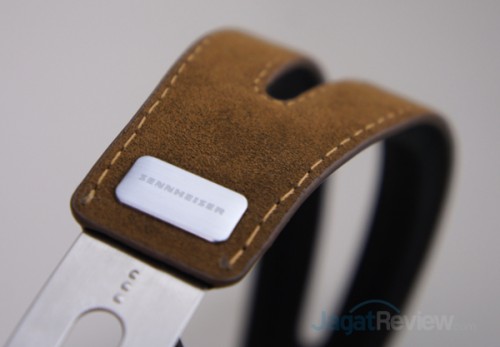 Hands-On Review – Sennheiser Momentum On-Ear: Headphone Stylish dengan Kualitas Suara Full-Stereo 4 Bahan kulit Alcantara yang membalut headband stainless steel headphone Sennheiser Momentum On-Ear.