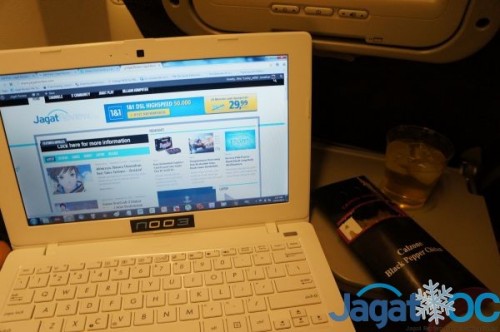 Meski masih di pesawat dan hanya berbekal in-Flight WiFi, menulis artikel jalan terus!