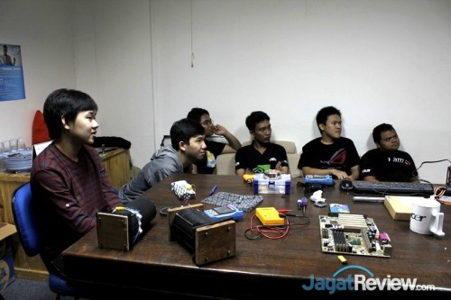 Sesi Overclocking Bareng Asus Indonesia dan Jagat OC dengan Juara AOCT 2013 Nasional 1 Overclocker dari tim Brownie, Overheat dan AMIKOM, menjadi peserta sesi overclocking bareng ini.